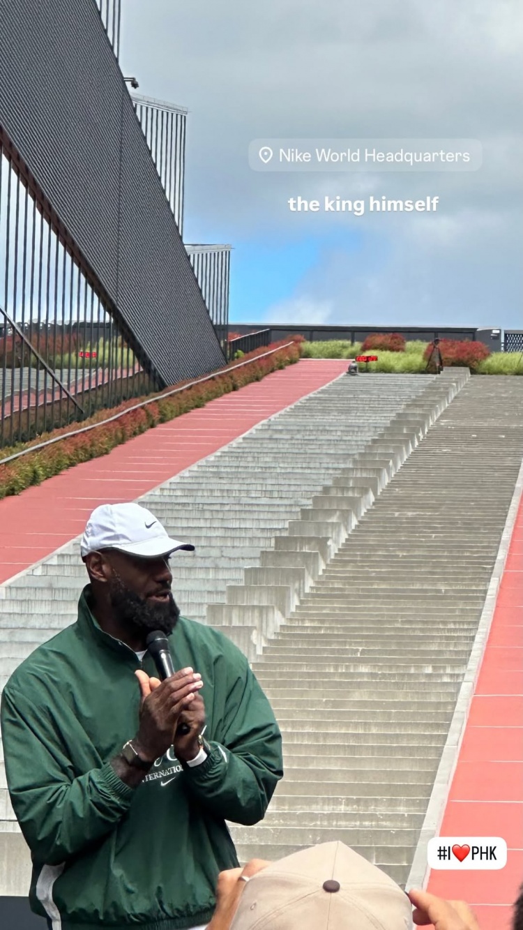 詹姆斯赴耐克总部庆祝加盟76人 亲手为爬楼梯赛冠军戴王冠