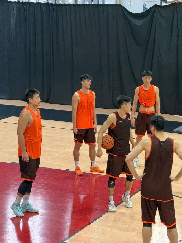 董灏确定加盟香港金牛，上季沪上仅登场9分钟