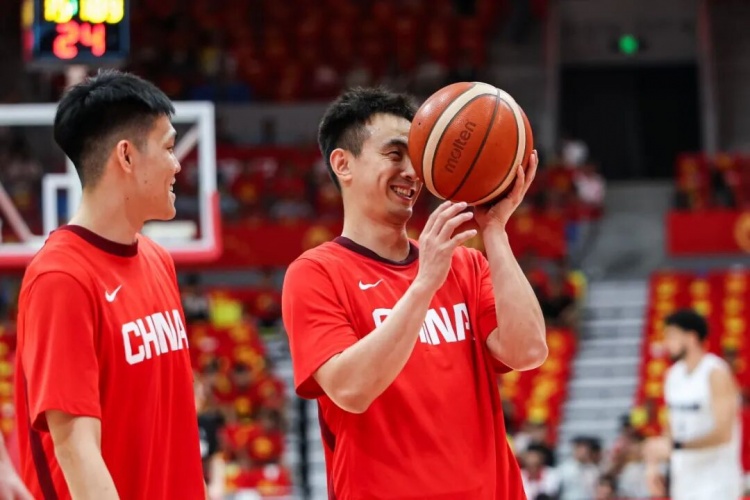 中国男篮夏训收官 8战6胜2负 三后卫短板被全面放大