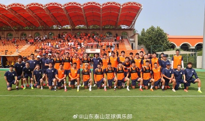 泰山队开放日200名球迷到场 下午兵发青岛备战西海岸